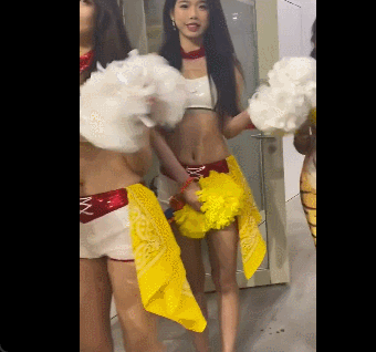 因此
